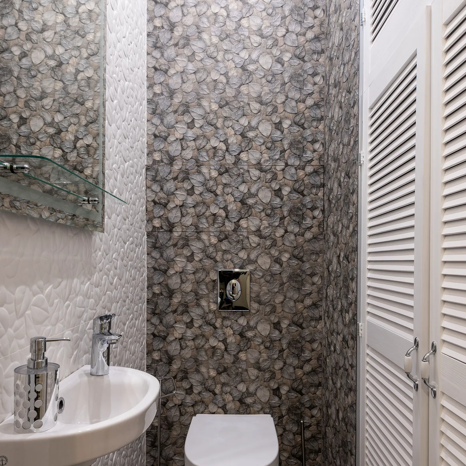 Különálló WC-helyiség kézmosóval